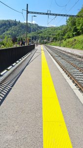 Vodící linie s funkcí varovného pásu