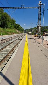 Vodící linie s funkcí varovného pásu